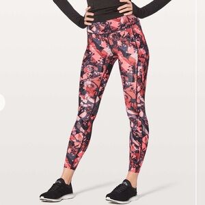 Lululemon Fast & Free 7/8 Tight II 25"
Translucence Alpine White Multi